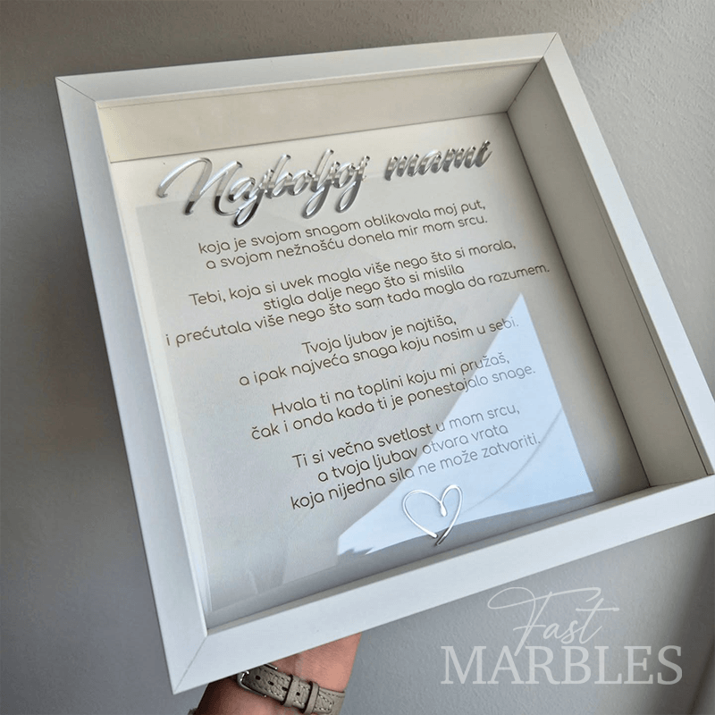 Graviran tekst kao posveta na ramu uspomena namenjen mami